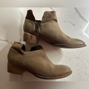 Seychelles tan suede booties